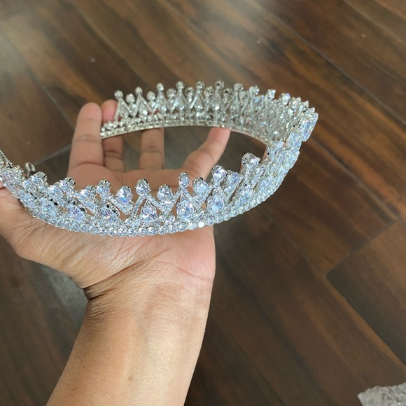 Bridal Tiara or Crown brand new Silver colour Available - Picture 3 of 3
